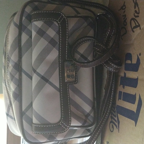 Burberry 1 cross body purse - Picture 7 of 7